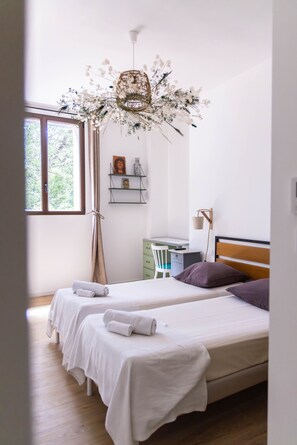 2 chambres, bureau, fer et planche à repasser, lit parapluie