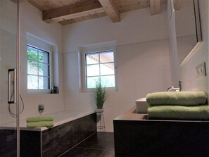 Ducha, bañera de hidromasaje, secador de pelo y toallas