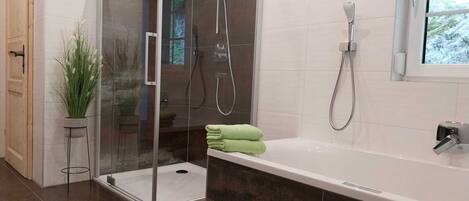 Shower, jetted bath, hair dryer, towels