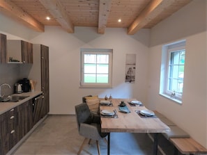 Réfrigérateur, micro-ondes, plaque de cuisson, lave-vaisselle