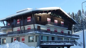 A multi-story building with balconies, surrounded by snow. - Ski-In/Ski-Out Studio at Les Gets, Close to Village Center (Les Gets)