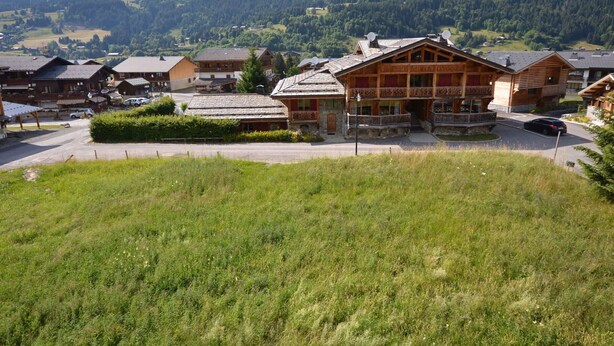A mountain lodge with a central building featuring a balcony and a smaller attached structure. - Ski-In/Ski-Out Studio at Les Gets, Close to Village Center (Les Gets)
