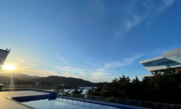 Seasonal outdoor pool - Hillsnorkelbeach hotel (Samcheok)