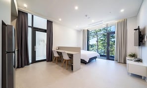 CABIN A DOUBLE | Individually decorated, individually furnished, free WiFi, bed sheets - Hillsnorkelbeach hotel (Samcheok)