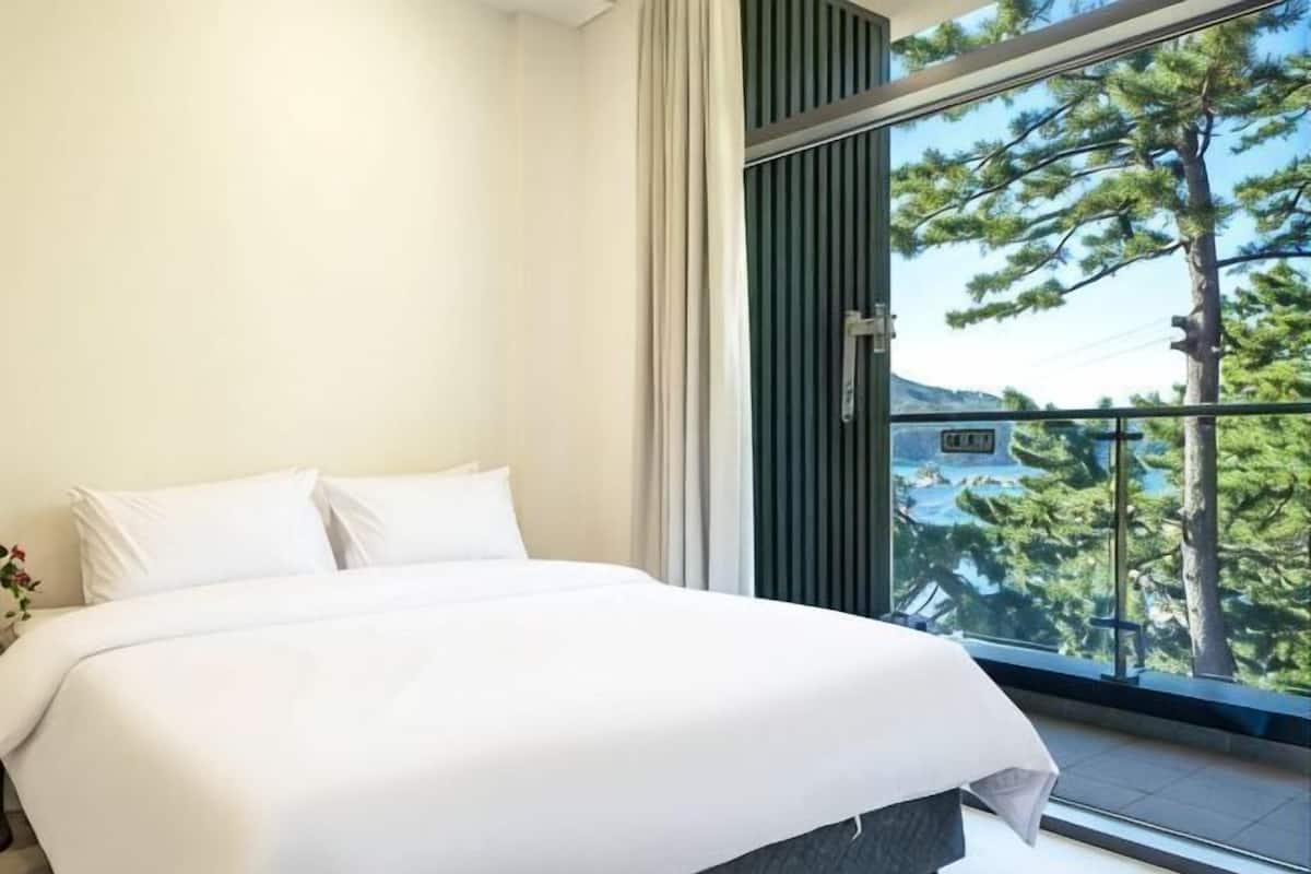 WiFi (free), individually decorated, individually furnished, bed sheets