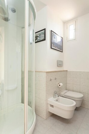 Sèche-cheveux, serviettes fournies