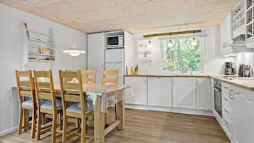 Køleskab, kogeplade, opvaskemaskine, kaffe-/temaskine