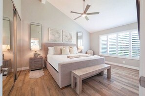 2 soverom, skrivebord, strykejern/-brett og reiseseng for barn