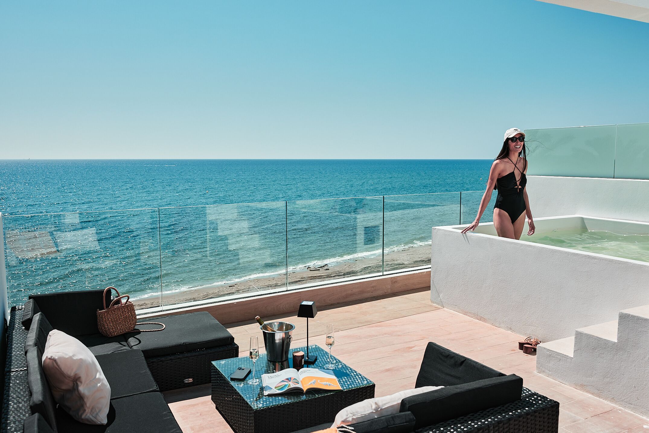 Una piscina al aire libre, tumbonas