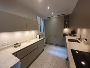 Geladeira, micro-ondas, fogão, cooktop