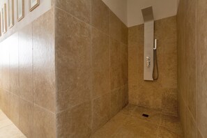 Villa | Bathroom shower - 3512 Villa Mediterranea by Perle di Puglia (Ostuni)