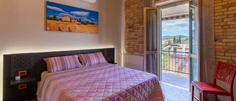 2 makuuhuonetta, työpöytä, silitysrauta/-lauta, ilmainen Wi-Fi