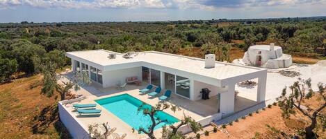 Una piscina al aire libre de temporada