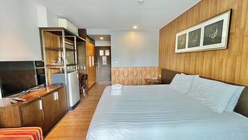 Deluxe Room | In-room safe, individually decorated, individually furnished, desk