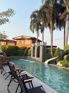 Una piscina al aire libre