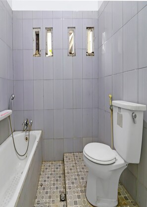 Shower, towels - Hotel O Wisma Permata Syariah (Bangko)