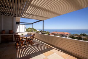 Outdoor dining - Spacious villa on the slopes of Table Mountain with a pool and sea views (Cape Town)