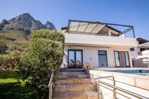 Outdoor pool - Spacious villa on the slopes of Table Mountain with a pool and sea views (Cape Town)
