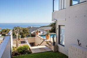 Property grounds - Spacious villa on the slopes of Table Mountain with a pool and sea views (Cape Town)