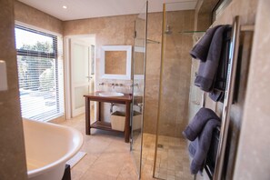 Shower, hair dryer, towels, soap - Spacious villa on the slopes of Table Mountain with a pool and sea views (Cape Town)