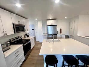 Fridge, microwave, oven, stovetop - Ski Sandy, UT: Snowbird, Alta, Brighton, Solitude, Park City, Deer Valley, The Canyons (Sandy)