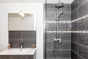 Shower, hair dryer, soap - Charmante Maison Bretonne Nichée Dans un Cadre Bucolique, à Proximité de la Mer (Plouescat)