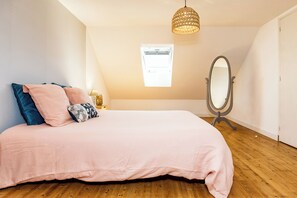 3 dormitorios, tabla de planchar con plancha, cuna de viaje