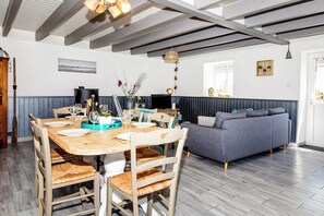 Dining - Charmante Maison Bretonne Nichée Dans un Cadre Bucolique, à Proximité de la Mer (Plouescat)