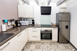 Frigorífico, microondas, horno y placa de cocina