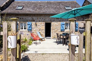 Outdoor dining - Charmante Maison Bretonne Nichée Dans un Cadre Bucolique, à Proximité de la Mer (Plouescat)