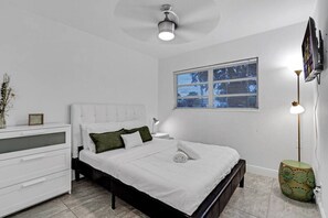 3 bedrooms, iron/ironing board, free WiFi, bed sheets - Cozy Home with Refreshing Pool (Pompano Beach)