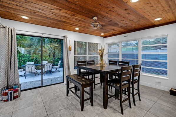Dining - Cozy Home with Refreshing Pool (Pompano Beach)