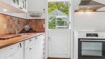 Køleskab, kogeplade, opvaskemaskine, kaffe-/temaskine