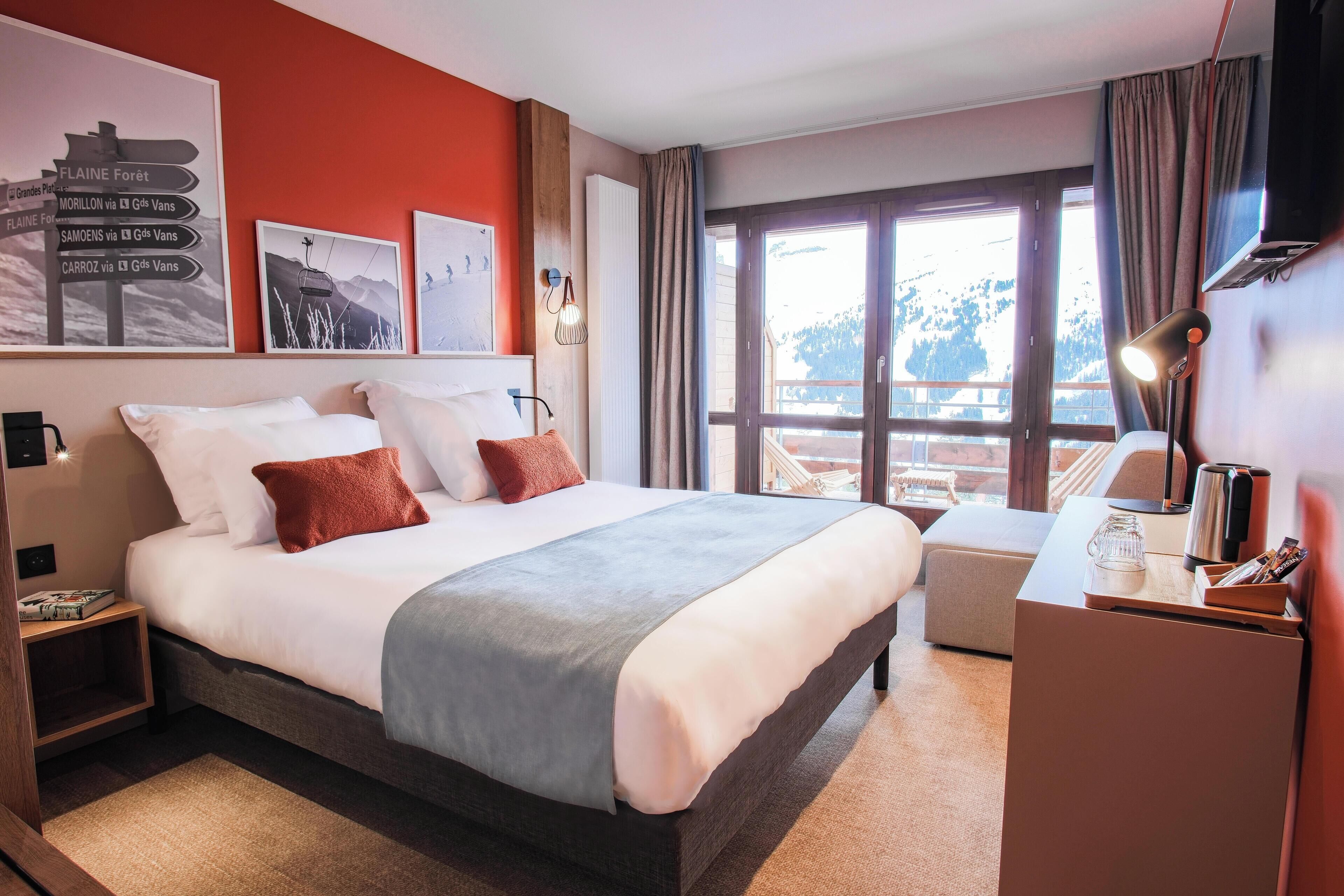 Ropa de cama de alta calidad y caja de seguridad en la habitación 