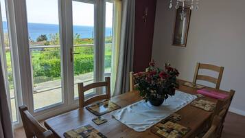 Apartment, 3 Bedrooms, Balcony, Garden View | Dining