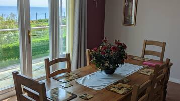 Apartment, 3 Bedrooms, Balcony, Garden View | Dining room