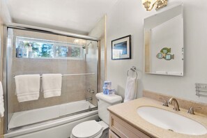 Combined shower/tub, hair dryer, towels
