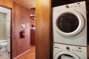 وحدات دش مع أحواض استحمام، مجففات شعر، مناشف