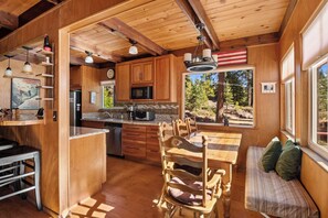 ثلاجة، ميكروويف، فرن، موقد طهي مسطح