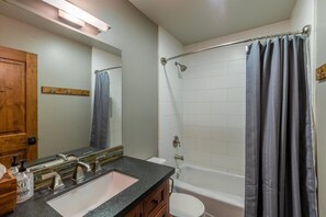 Ensemble douche/baignoire, sèche-cheveux, serviettes fournies