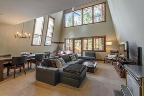 Een televisie en een open haard