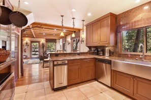Fridge, microwave, oven, stovetop - Luxury Home w/ Hot Tub, Walk to Dog-Friendly Beach (Carnelian Bay)