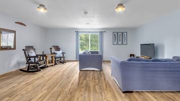 Rumah (Grandpa`s Orange House) | Eksterior