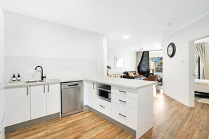 Fridge, microwave, oven, stovetop - Living on Lake - Stylish Townhouse with Pool & Patio Near Esplanade (Cairns North)