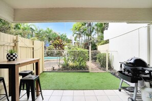 Outdoor dining - Living on Lake - Stylish Townhouse with Pool & Patio Near Esplanade (Cairns North)