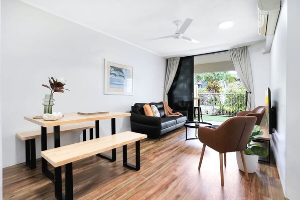 Smart TV - Living on Lake - Stylish Townhouse with Pool & Patio Near Esplanade (Cairns North)