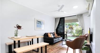 Living on Lake - Stylish Townhouse with Pool & Patio Near Esplanade