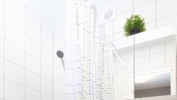 Appartement | Salle de bain | Ensemble douche/baignoire, sèche-cheveux, serviettes fournies, savon