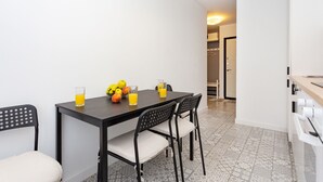 A dining area with a table, chairs, and a fruit bowl. - Apartment in the heart of Minsk (Minsk)