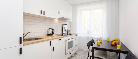 Basic-Apartment | Eigene Küche | Großer Kühlschrank, Mikrowelle, Ofen, Herdplatte